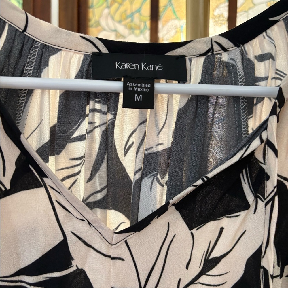 NWT Karen Kane Sand & Sky Leaf Print Blouse Sz M - Picture 2 of 5